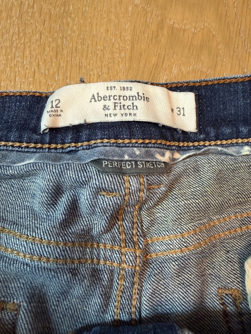 Abercrombie & Fitch Perfect Stretch Bermuda Shorts Size 12 Dark Wash - Picture 4 of 4